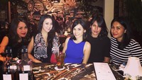 Raihaanun juga masih sempatkan kumpul bersama teman. Di Jumat malam, mereka terlihat makan bersama. Foto: Instagram raihaanun