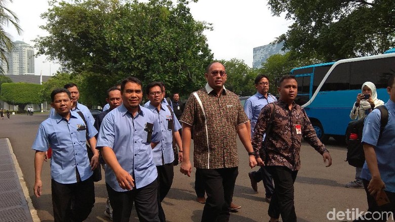Sambangi KSP, Andre Rosiade Minta Setop Pembangunan Pabrik Semen Baru Sambangi KSP, Andre Rosiade Minta Setop Pembangunan Pabrik Semen Baru
