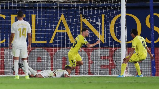 Villarreal vs Real Madrid Soccer Football - La Liga Santander - Villarreal v Real Madrid - Estadio de la Ceramica, Villarreal, Spain - September 1, 2019 Villarreal's Moi Gomez celebrates scoring their second goal with Carlos Bacca as Real Madrid's Casemiro and Raphael Varane look dejected REUTERS/Juan Medina