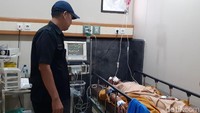 Seorang korban luka mendapat perawatan di RS MH Thamrin, Purwakarta, Senin (2/9/2019).