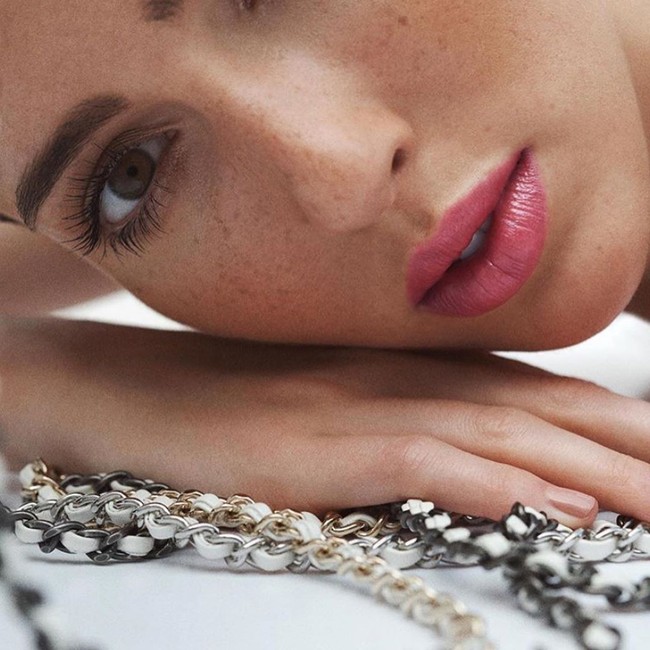 Transgender 25 tahun itu tampil di iklan lipstik Chanel seri Rouge Coco. Dalam keterangan videonya itu, Teddy mengaku sangat bahagia bisa dipercaya oleh Chanel hingga tak bisa menahan air matanya. I find I don’t cry anymore when things are sad, but isn’t it interesting when we shed tears in moments of triumph. This was one of those triumphant cry moments for me, tulisnya.  Foto: Instagram @teddy_quinlivan