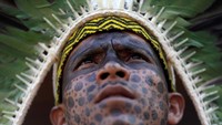 Warga menghias dirinya dengan ramuan dari alam. REUTERS/Ueslei Marcelino.