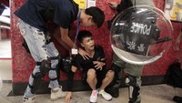 Polisi mengamankan seorang demonstran yang turut serta dalam aksi blokade di stasiun MTR. AP Photo/Jae C. Hong.