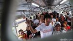 DMasiv Hibur Penumpang KRL
