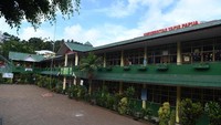 Suasana halaman SD Hikma Yapis I di Kota Jayapura, Papua, Senin (2/9/2019).