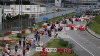 Para calon penumpang pun menyeret barang-barang mereka di sepanjang jalanan bandara. REUTERS/Anushree Fadnavis.