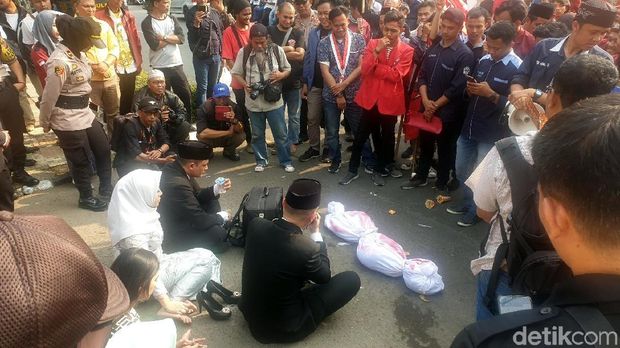 Temui Pedemo, Dewan Sukabumi Diminta Duduk di Aspal dan Diberi Pocong