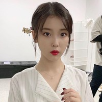 Meski berperan sebagai seseorang yang dikutuk perawakan UI selalu cantik di setiap episode. Gaya rambut dan busananya pun sering jadi perbincangan di kalangan para penggemar drakor. Foto: Instagram/Pinterest