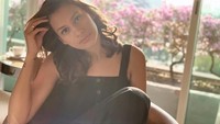 Inilah sosok Raihaanun yang memiliki wajah manis dan kulit eksotis. Pemilik nama lengkap Siti Hafar Raihaanun Nabilla ini dikenal usai bintangi film Badai Pasti Berlalu. Foto: Instagram raihaanun