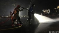 Sejumlah petugas pemadam kebakaran melakukan pembersihan jalan dari puing-puing sisa kecelakaan.