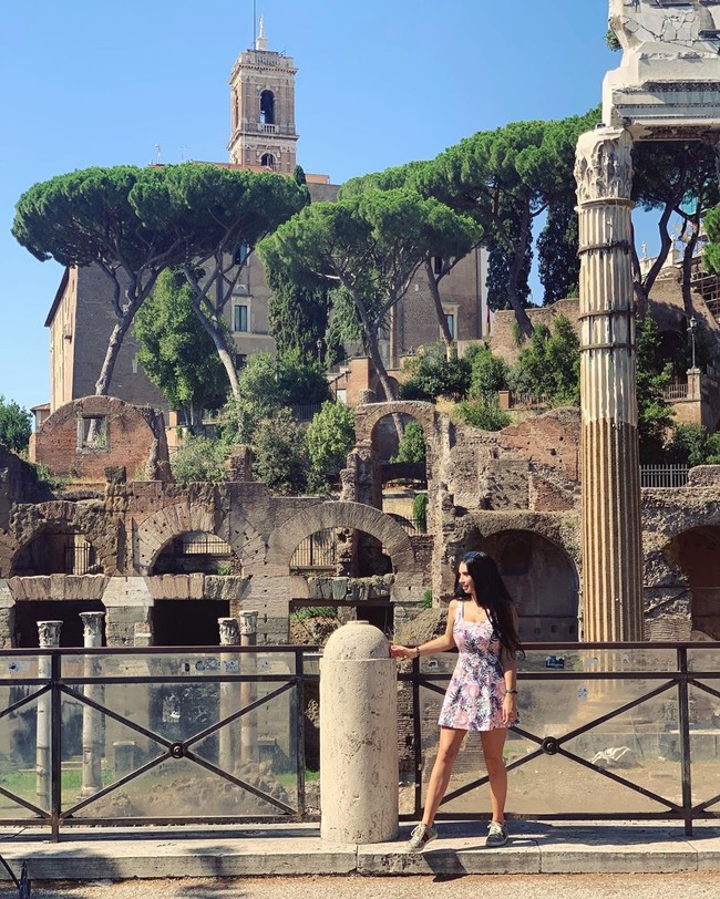 Dalam sejumlah foto yang diunggah Paris di Instragram, model Playboy tersebut tampak menikmati Menara Eiffel, Louvre hingga Versailles di Paris kemudian mampir ke Norwegia, Finlandia, Belgia, Belanda, dan Jerman sebelum akhirnya pulang ke Amerika Serikat. Foto: Instagram @parisdylan550