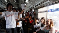 Para penumpang KRL tampak terhibur dengan penampilan Rian dkk.
