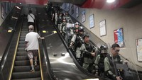 Polisi Hong Kong dikerahkan di salah satu stasiun kereta bawah tanah untuk menangani demonstran yang mengganggu layanan publik. Selain mengganggu layanan kereta bawah tanah, para demonstran juga menyerukan digelarnya aksi mogok kerja besar-besaran pada Senin (2/9) waktu setempat. Foto: AP Photo/Jae C. Hong