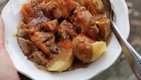 Siomay Jhonny yang ada di Ciragil ini, populer sejak dulu. Di sini semua siomaynya dibuat dengan bahan-bahan segar, dan saus kacangnya juga gurih manis. Foto: Istimewa