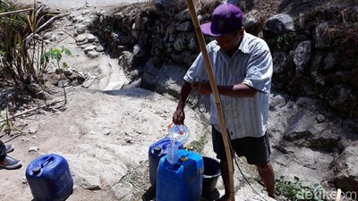 Kekeringan, Warga Gunungkidul Ambil Air di Sumur Bor Pakai Toples