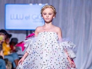 Model Cilik Tanpa Kaki Ukir Sejarah di Catwalk New York Fashion Week