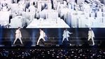 Aksi Westlife Ajak Penonton Naik Panggung yang Bikin Histeris