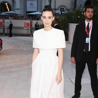 Bukan sesuatu yang mengherankan bila koleksi Givenchy menjadi pilihan Rooney. Pasalnya, Rooney memegang gelar brand ambassador untuk produk parfum dari rumah mode tersebut. (Foto: Getty Images)