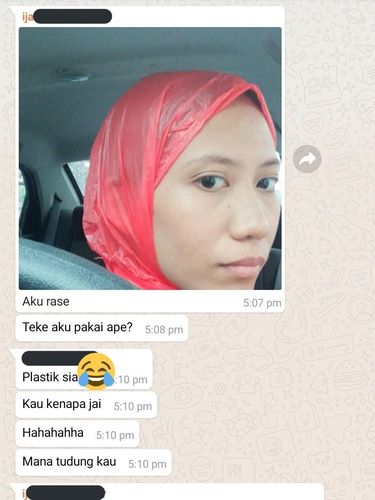 Viral! Aksi Kocak Hijabers Pakai Kantong Plastik karena Lupa Bawa Hijab