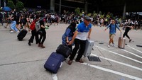 Para penumpang terlihat panik. Mereka berlari ketakutan. REUTERS/Anushree Fadnavis.