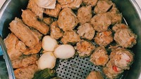  Ke Kelapa Gading ada Warung Siomay, yang menyajikan menu siomay dan batagor. Terletak di dalam ruko, di sini bisa makan siomay dan batagor yang enak dengan nyaman. Foto: Istimewa