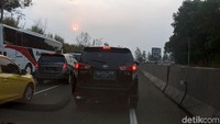 Kemacetan terjadi di ruas Cipularang, Tol Purbaleunyi, arah Jakarta, Senin (2/9/2019). Pantauan detikcom, kemacetan panjang tersebut terjadi sekitar pukul 17.39 WIB.