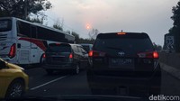 Akibat insiden tersebut, kemacetan sepanjang 10 km tak terhindarkan. Sejumlah kendaraan nampak berjalan pelan akibat padatnya lalu lintas.