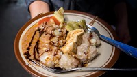 Temannya makan siomay yang gurih dan hangat, bisa pesan es teller. Jika mampir untuk makan siomay Pak Man, yang ada di wilayah Cikajang. Foto: Istimewa