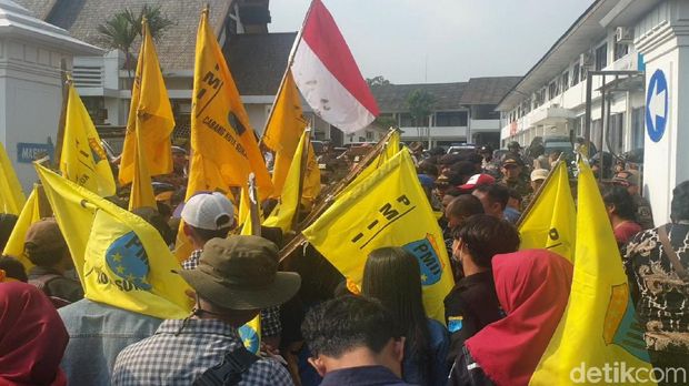 Setahun Menjabat, Walkot Sukabumi Dihadiahi Mahasiswa Kartu Kuning