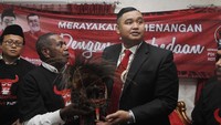 Tampak mereka mengenakan atribut dan pakaian daerah khas Papua sebagai bentuk dukungan bhineka tunggal ika. Foto: dok. PDIP