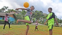 Diliburkannya aktivitas kegiatan belajar mengajar di sekolah-sekolah di Jayapura, Papua, membuat sejumlah anak-anak menghabiskan waktu dengan bermain bola di lapangan.
