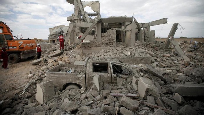 Destroyed car is seen between rubble as Red Crescent medics inspect the site of Saudi-led air strikes on a Houthi detention centre in Dhamar, Yemen, September 1, 2019. REUTERS/Mohamed al-Sayaghi