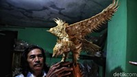 Salah satunya patung burung elang ini.