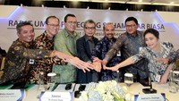 Direktur Utama Bank BRI yang baru Sunarso (tengah) bersama direksi dan komisaris sebelum memberikan keterangan usai RUPSLB di Jakarta, Senin (2/9). RUPSLB tersebut menyetujui Sunarso menjadi dirut BRI, sebelumnya ia menjabat sebagai Wadirut BRI. Foto: dok. Bank BRI