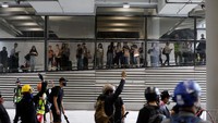 Lebih dari belasan penerbangan di Bandara Internasional Hong Kong dibatalkan. Kondisi ini terjadi setelah ribuan pendemo memblokir rute ke bandara. REUTERS/Anushree Fadnavis.