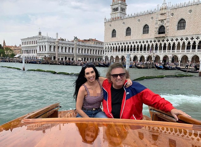 Berbagai media mengungkap jika rocker yang dikenal dengan lagu American Pie tersebut menghabiskan banyak uang untuk kencan mewah dengan sang kekasih. Mereka sering makan malam di restoran eksklusif, liburan ke Hawaii hingga Paris, menginap di hotel bintang lima, hingga membeli barang-barang desainer.  Foto: Instagram @parisdylan550