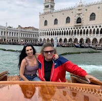 Berbagai media mengungkap jika rocker yang dikenal dengan lagu American Pie tersebut menghabiskan banyak uang untuk kencan mewah dengan sang kekasih. Mereka sering makan malam di restoran eksklusif, liburan ke Hawaii hingga Paris, menginap di hotel bintang lima, hingga membeli barang-barang desainer.  Foto: Instagram @parisdylan550