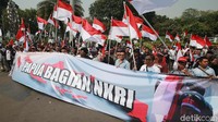 Massa yang tergabung dalam Lintas Pergerakan Aktivis Timur dan Melanesia membentangkan spanduk bertuliskan Papua Bagian NKRI.
