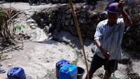 Warga menimba menggunakan toples plastik karena lubang sumur bor hanya berukuran sekitar 5 inch.