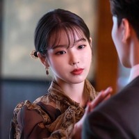 Salah satu hal yang dipopulerkannya dalam serial ini adalah poni anak rambut. Gaya poni IU dibuat sangat tipis sehingga mirip anak rambut yang tumbuh panjang. Model poni tersebut menjadikannya penampilan wajahnya semakin fresh. Foto: Instagram/Pinterest