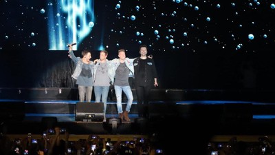 Aksi Westlife Ajak Penonton Naik Panggung yang Bikin Histeris
