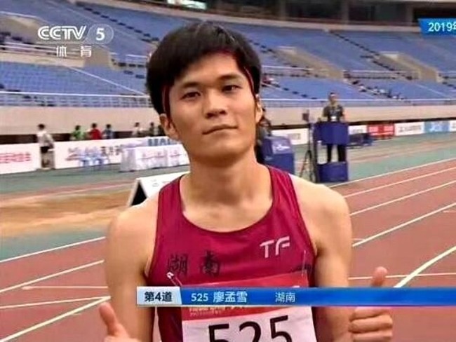 Liao dan Tong menang di posisi pertama dan kedua dengan catatan waktu 53.25 detik dan 53.35 detik, membuat mereka diganjar medali emas dan perak dalam kejuaraan National Track and Field Championships Finals yang digelar di Daqing, Heilongjiang. Foto: Next Shark/ South China Morning Post