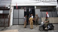 Tak ada plang atau tanda yang menunjukkan bahwa rumah tingkat tiga itu merupakan kos-kosan.
