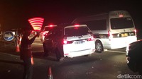 Petugas menerapkan contraflow di lokasi kecelakaan Cipularang KM 91.