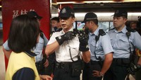 Aksi protes yang dilakukan oleh warga Hong Kong telah berlangsung selama beberapa bulan belakangan. Aksi itu awalnya dilakukan untuk menolak RUU Ekstradisi ke China. Meski RUU tersebut telah ditangguhkan, aksi protes terus digelar dengan tuntutan yang lebih luas, diantaranya adalah menuntut reformasi demokrasi dan menuntut penyelidikan independen digelar terhadap taktik polisi dalam menangani unjuk rasa. AP Photo/Jae C. Hong.