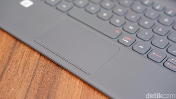 Untuk bantu navigasi, terdapat touchpad. Foto: Adi Fida Rahman/detikINET