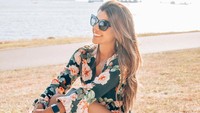 Luana terlihat menikmati waktu santainya di English Bay Beach. (Instagram/@pilotluana)