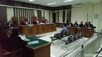 Jumlah uang suapnya yaitu Rp 700 juta yang terdiri dari Rp 500 juta dalam pecahan rupiah, kemudian sisanya Rp 200 juta dalam pecahan dolar Amerika Serikat. Uang itu diserahkan oleh orang suruhan Marzuqi di rumah Lasito di Solo.