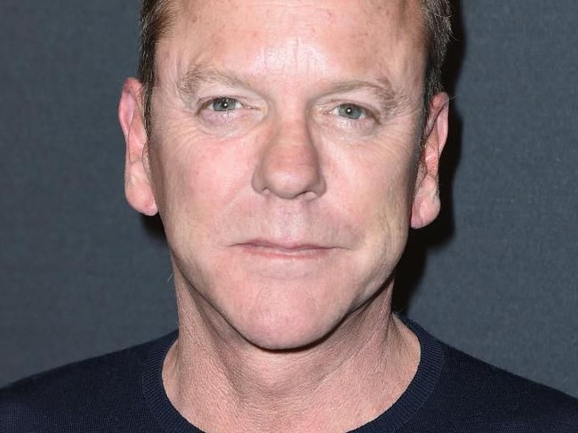 Para fans menyebut aktor Kiefer Sutherland memiliki mata pembunuh saat berakting menjadi seorang pembunuh di film Eye for an Eye. Nyatanya, mata Kiefer memang unik dan menarik perhatian. Ia memiliki warna mata berbeda yakni biru dan hijau. Foto: Nicholas Hunt/Getty Images