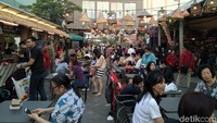 Semakin malam suasana KTD semakin ramai pengunjung. Kebanyakan orang datang bersama teman maupun keluarga. Foto: Devi S. Lestari/detikFood